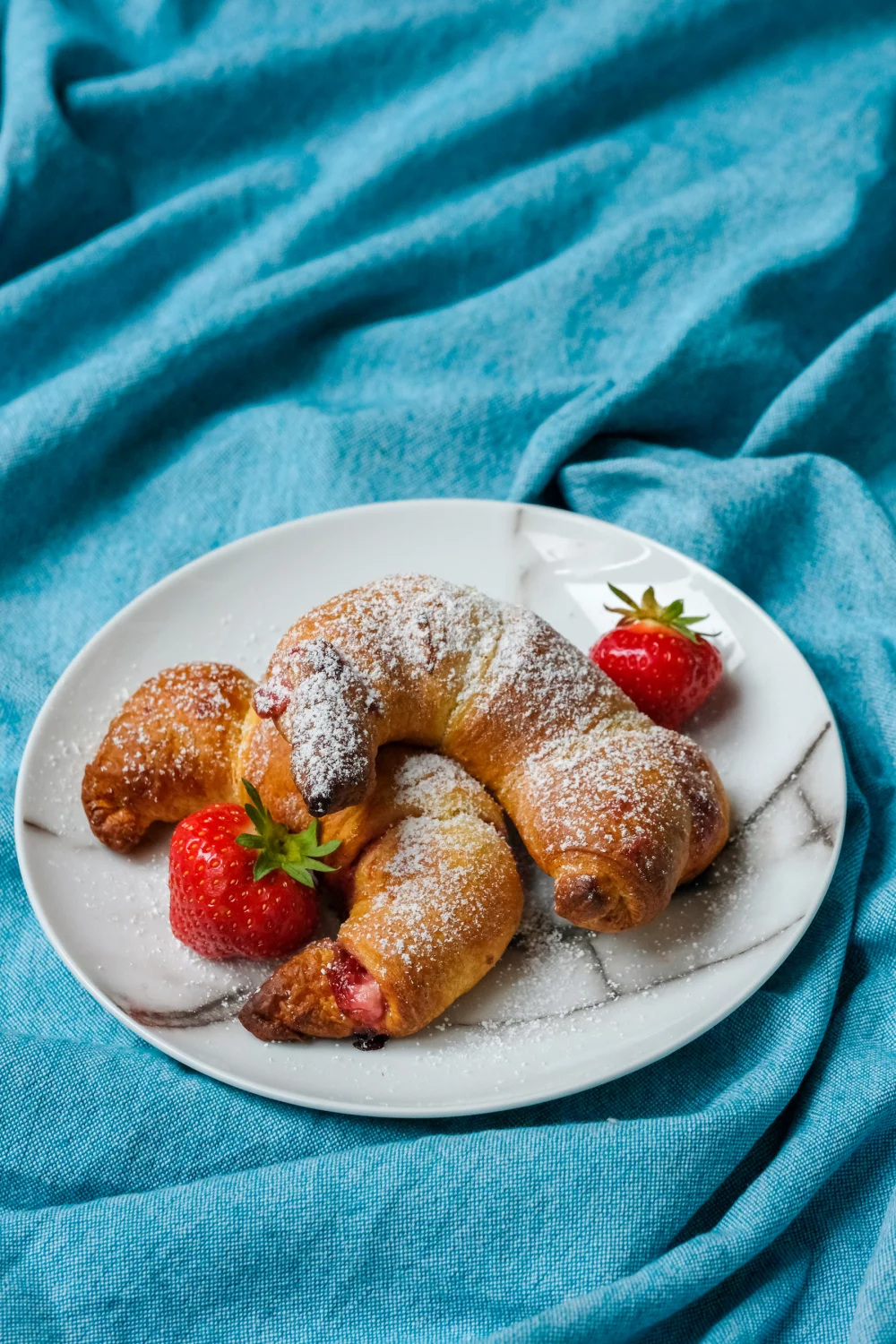 Croissants met roomkaas en aardbeienconfituur