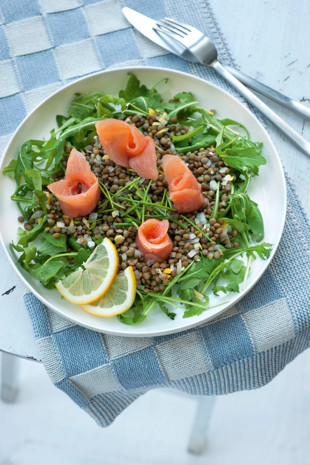 Linzensalade met gerookte zalm en citroendressing