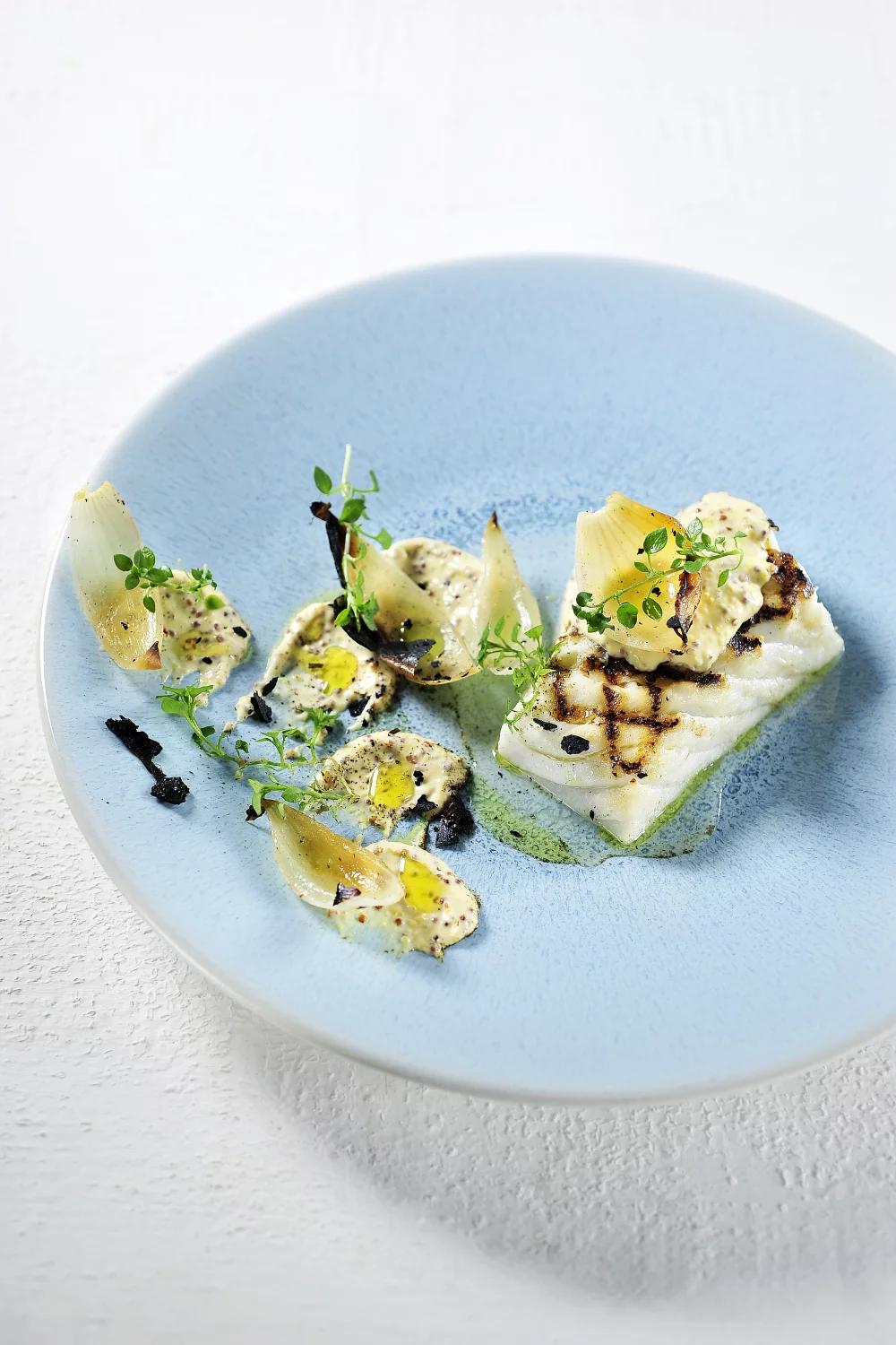 Skreifilet à la Dijonnaise met gegrilde ui en tijmolie