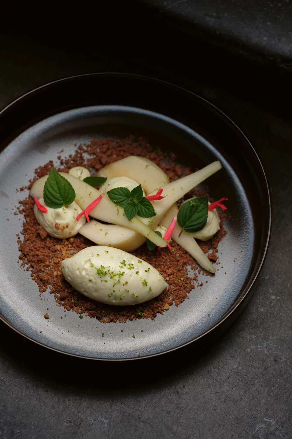 Gepocheerde peer met ananassalie en witte chocolademousse