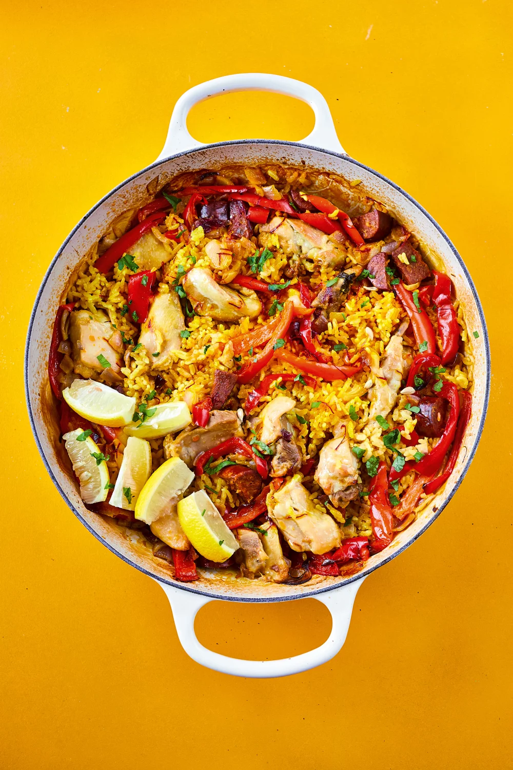 Paella uit de oven met kip en chorizo