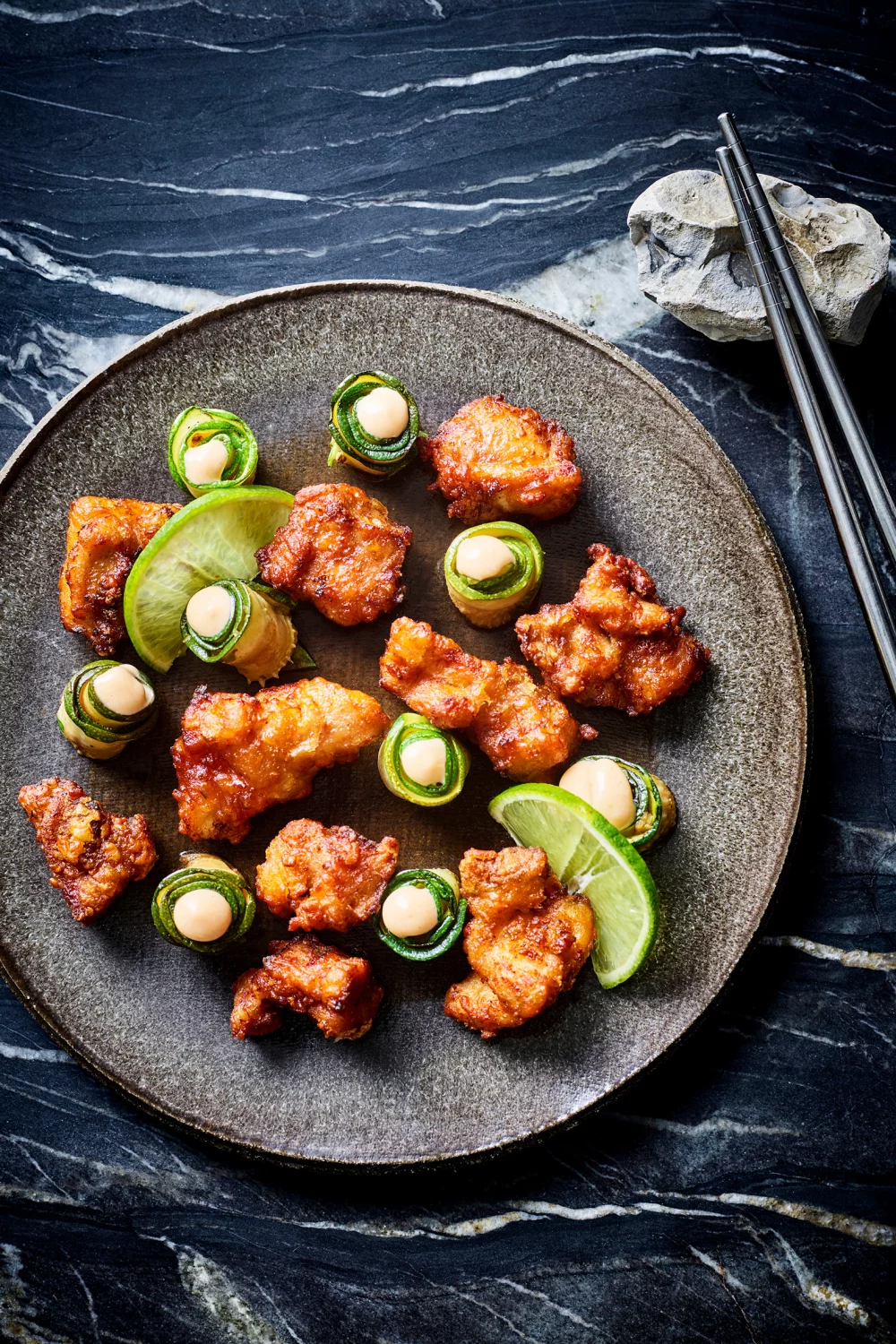 Knapperige Japanse karaage kip met Italiaanse courgetterolletjes