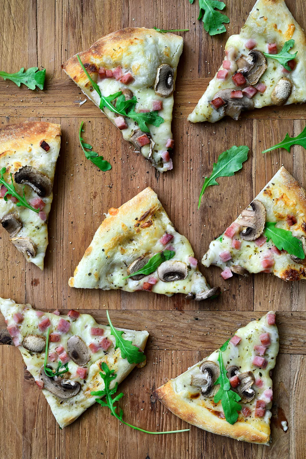 Pizza met ham, champignons en truffelcrème