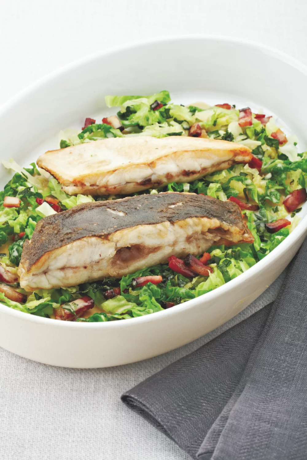 Stoverij van bot met spekjes en savooikool