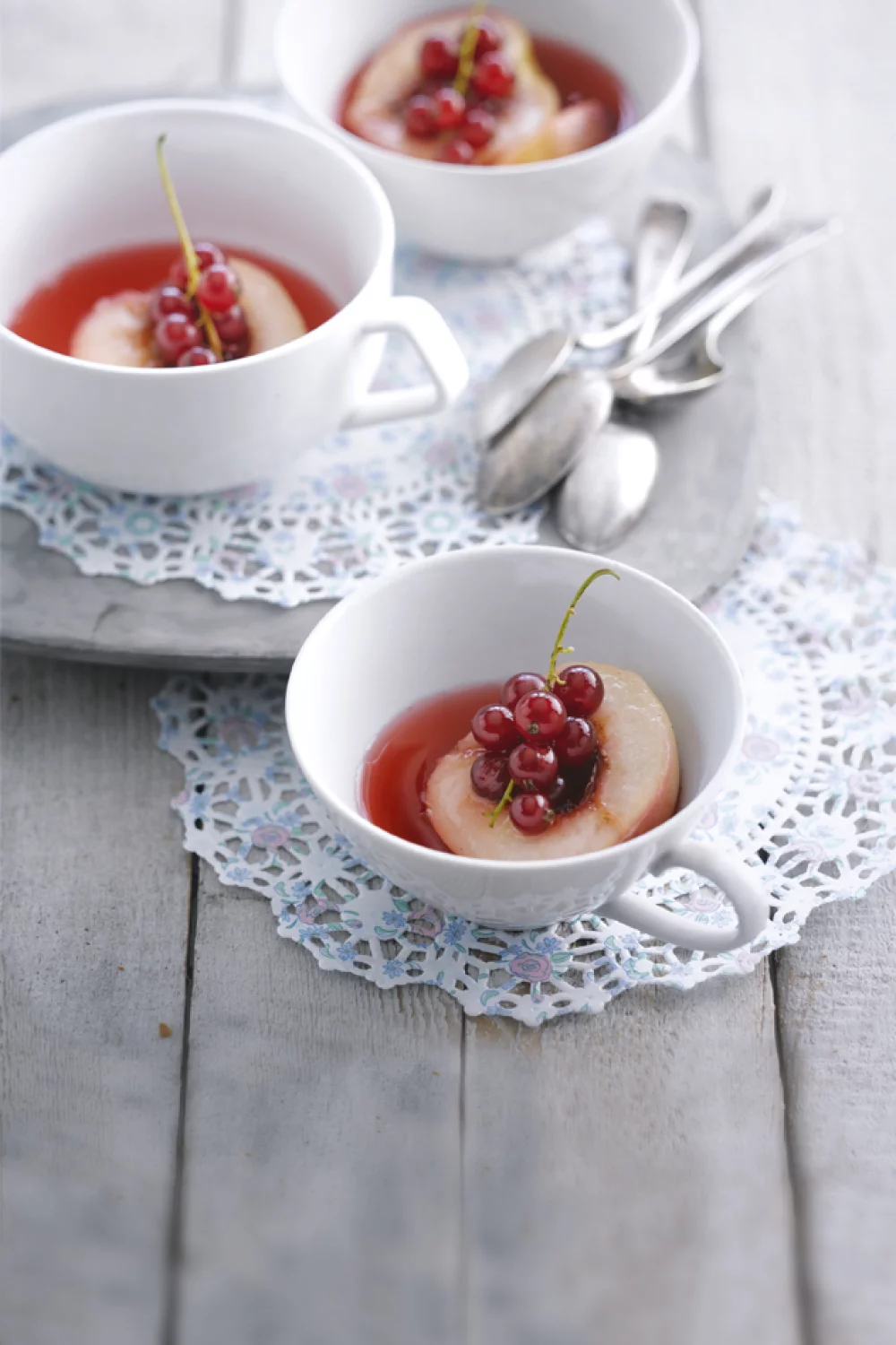 Hoogzomersoepje met nectarines & rode bessen