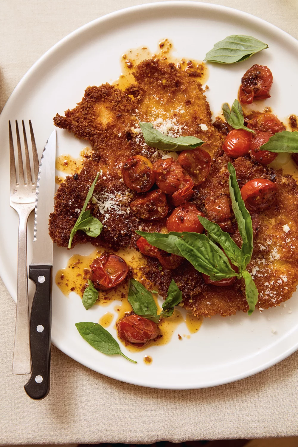 Krokante kipfilet met parmezaanse kaas en tomaat