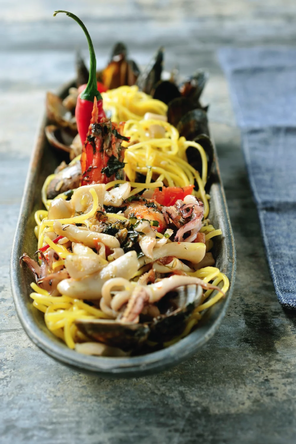 Spaghetti met zeevruchten en peperoncini