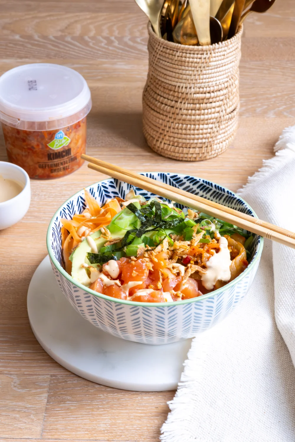 Sushibowl met zalm, kimchi en pittige cashewsaus