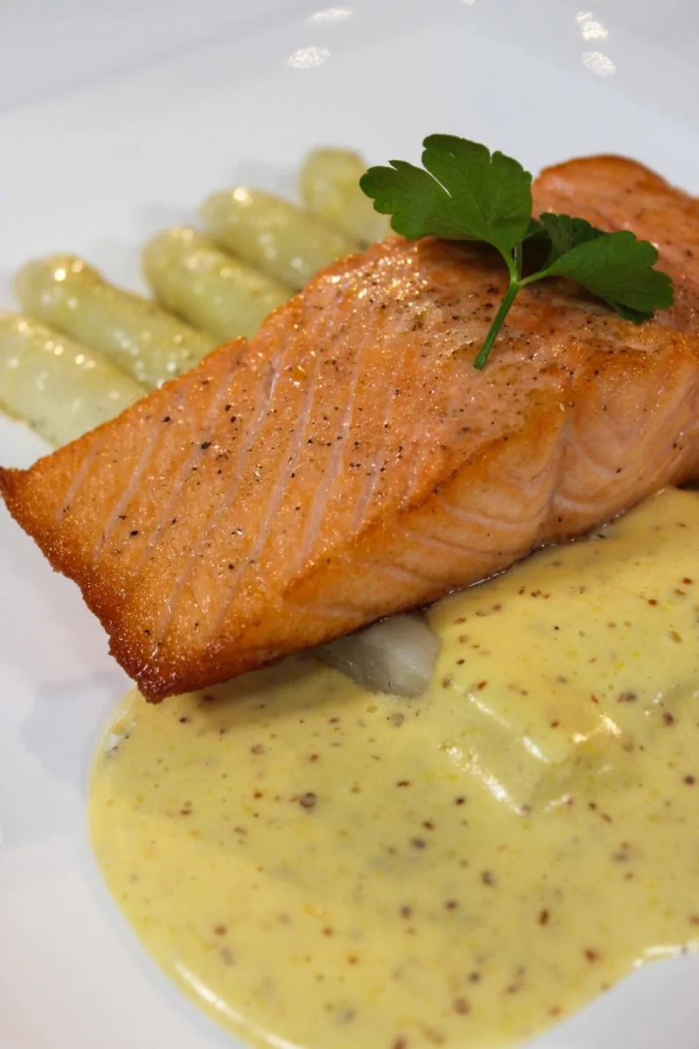 Asperges met zalm en dijonnaisesaus