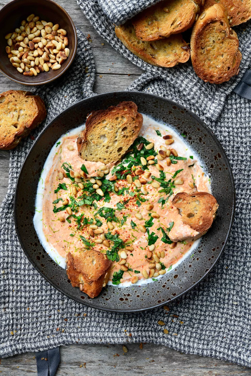 Muhammara-burratadip met ciabatta