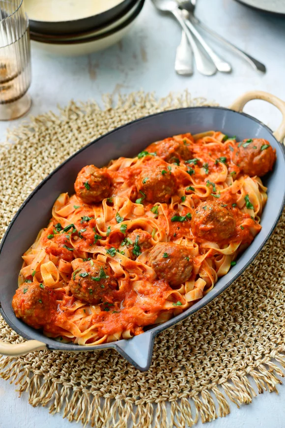 Tagliatelle met gehaktballetjes in een tomaat-paprikasausje