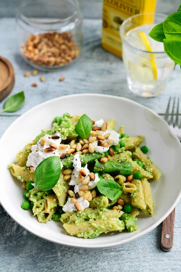 Volkoren pasta met erwtenpesto, groene asperges en burrata