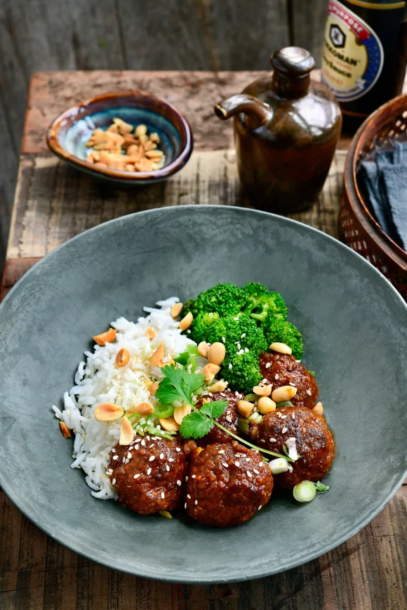 Sticky spicy gehaktballen met rijst