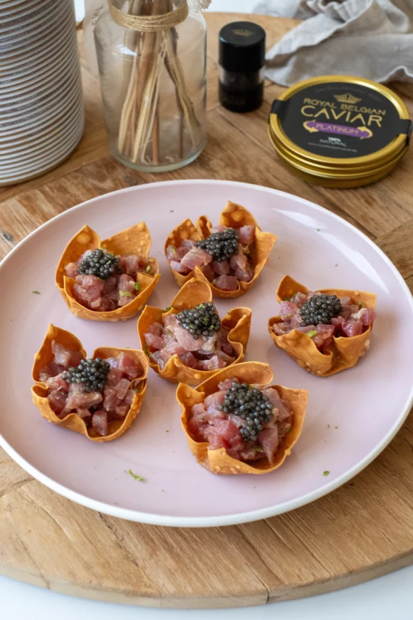 Wontoncups met tonijntartaar en kaviaar