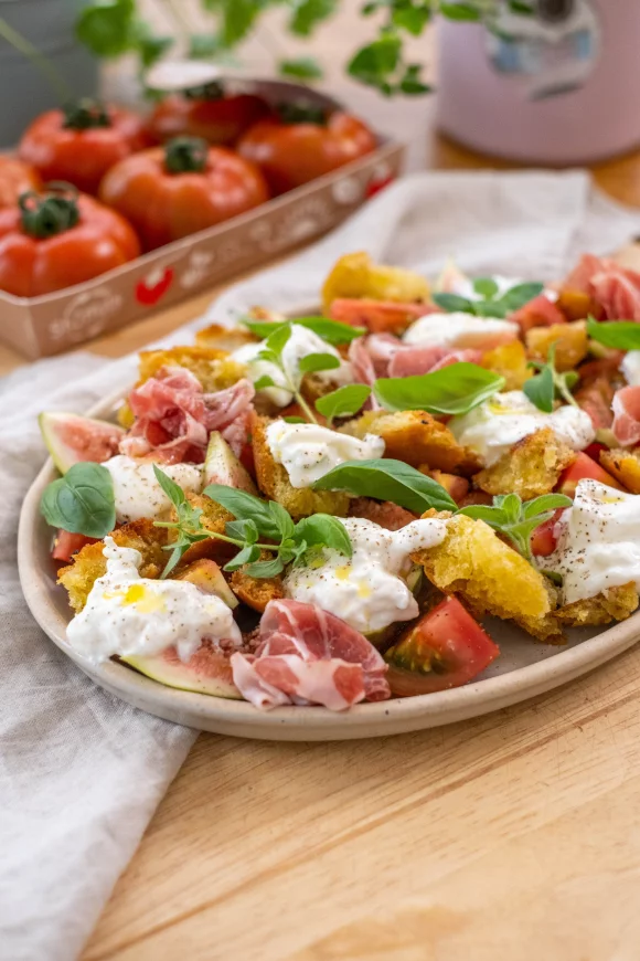 Panzanella met tomaat, vijgen en burrata