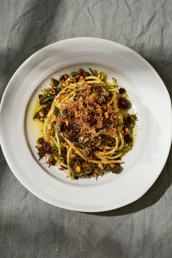Pasta met olijfjes, venkelloof, rozijnen en pijnboompitjes
