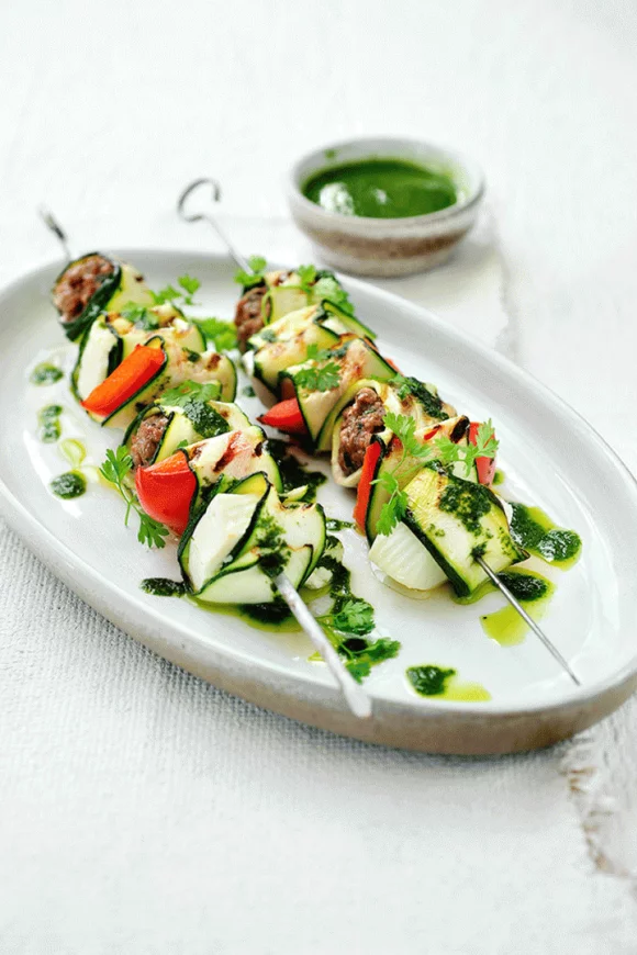 Gegrilde Griekse groentesaté met lamsgehakt