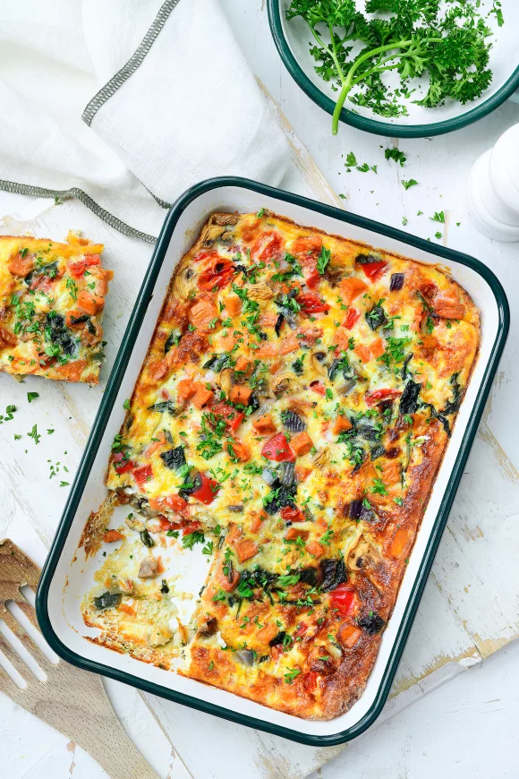 Ontbijtschotel met zoete aardappel en ei