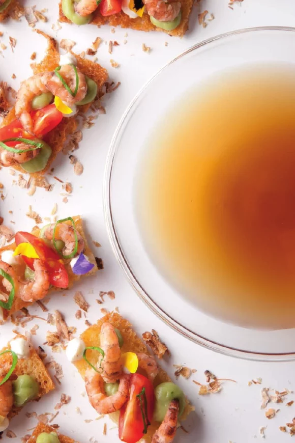 Bouillon van garnaal met toast en tomaat
