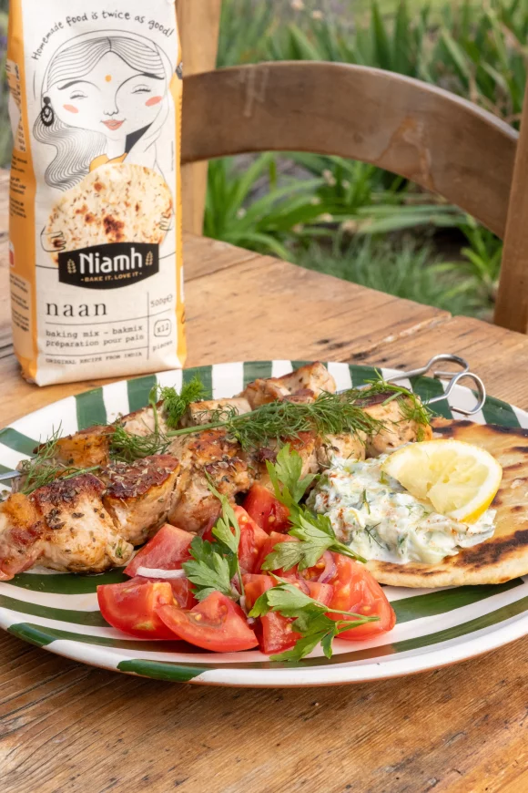 Brochettes van varkenshaasje met tzatziki en naanbrood