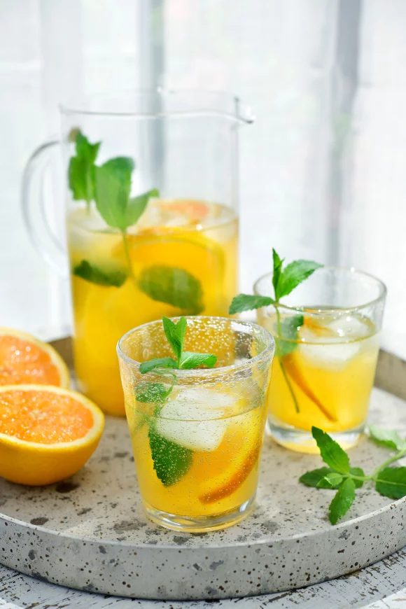 Homemade limonade met sinaasappel en oranjebloesem