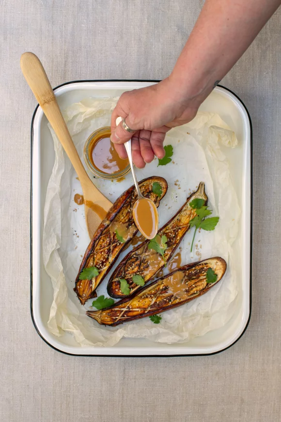 Geroosterde aubergines met miso-sesamdressing