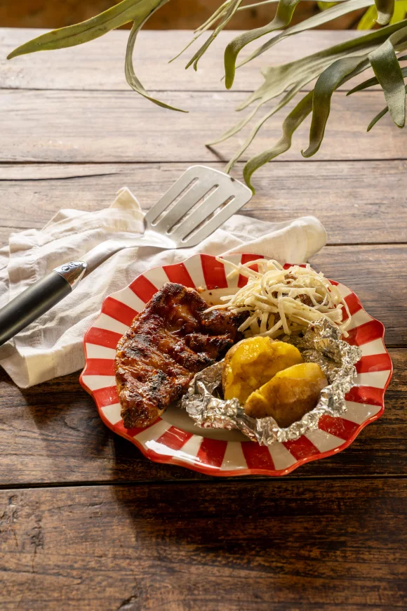 Ribbetjes op de BBQ met gepofte aardappelen