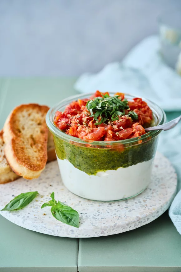 Italiaanse dip met burrata, pesto en zongedroogde tomaatjes