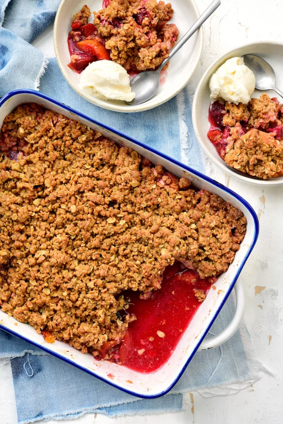 Zomerse crumble met abrikozen, pruimen en tijm