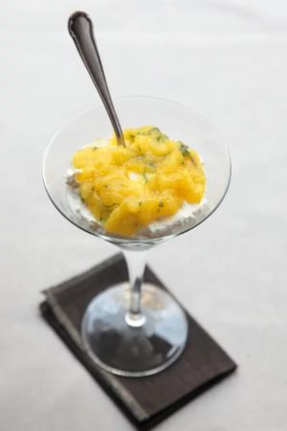 Mascarpone met mango coulis