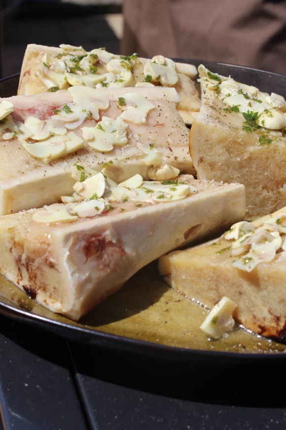 Rundermerg met gemarineerde champignons