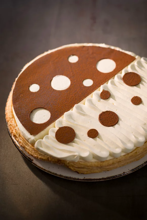 Rijstbavarois met chocolade op een bladerdeegbodem