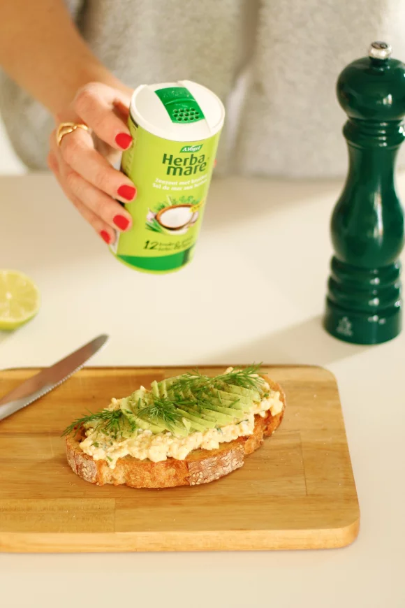 Zuurdesemtoast met eiersalade en avocado