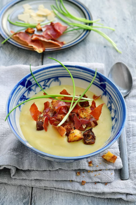 Vichyssoise met crunchy serranoham en parmezaancroutons