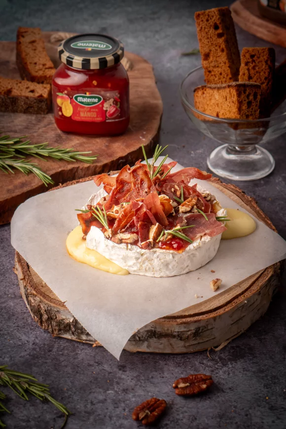 Baked brie met mangokonfijt