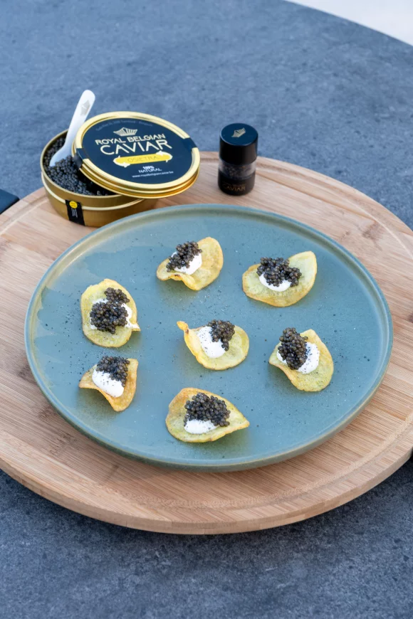 Aardappelchips met zure room en kaviaar