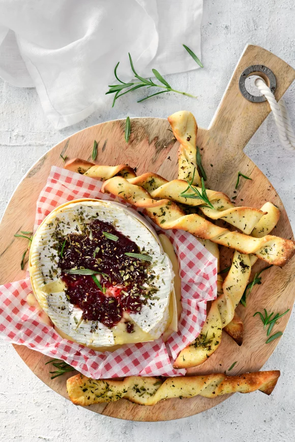 Warme camembert met veenbessen en rozemarijnbroodstengels