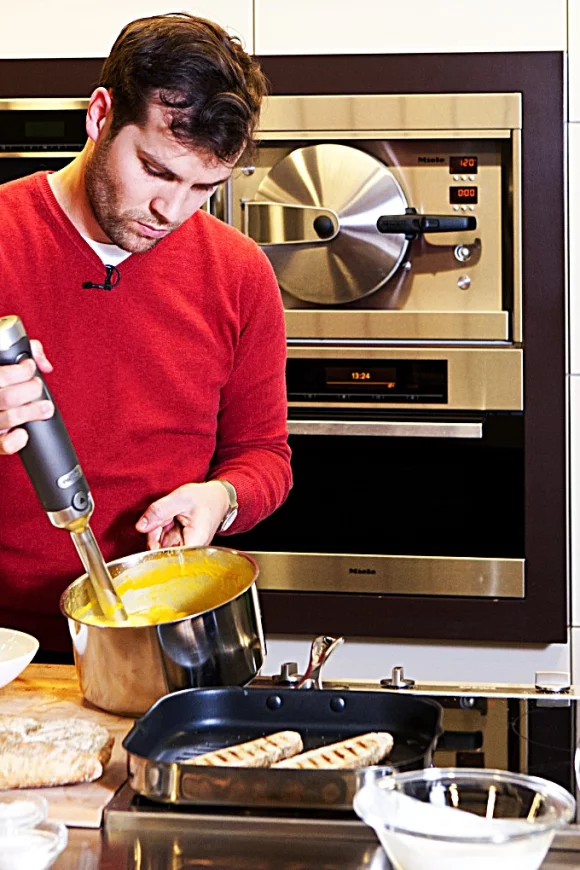 Aardappelpuree met een eitje en handgepelde grijze garnalen