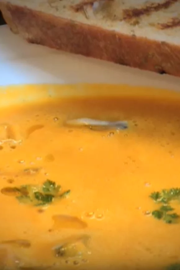 Schuimig pompoensoepje met kokosmelk en mosseltjes