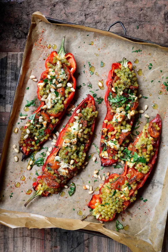Gevulde puntpaprika met parelcouscous en pesto