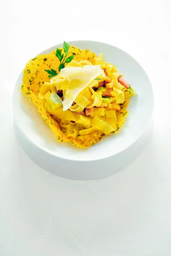 Tagliatelle in een korfje van parmezaan