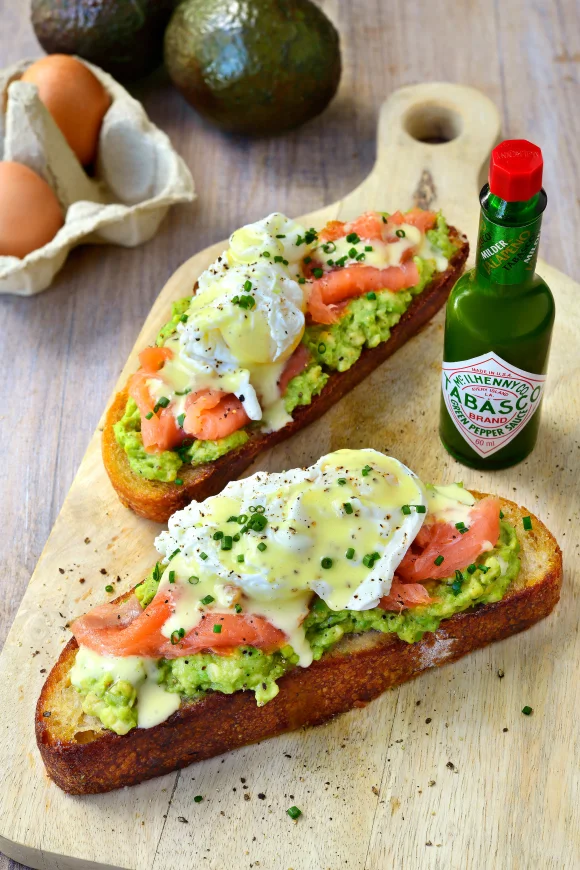 Avocadotoast met gerookte zalm, gepocheerd ei en pittige hollandaise