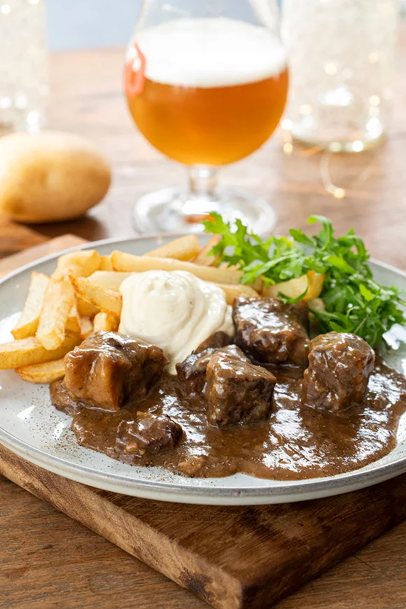 Stoofvlees van rundsvlees met mayonaise en frietjes