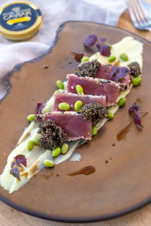 Tataki van tonijn met edamameboontjes en kaviaar
