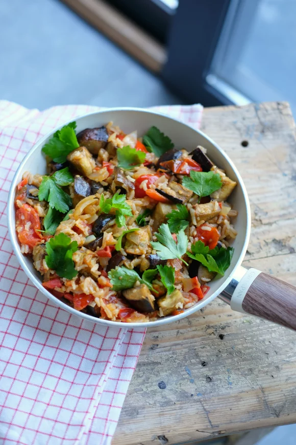 Mediterraanse schotel met bruine rijst met spelt, aubergine en kerstomaatjes
