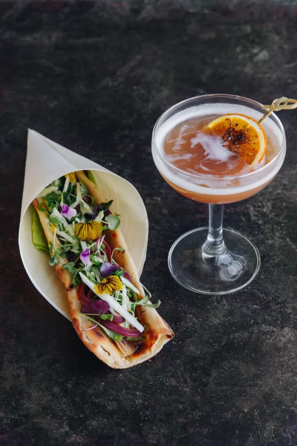 Naan met Belgische geitenkaas en octopus