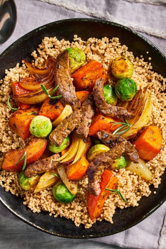 Quinoa met runderreepjes, spruitjes en pompoen