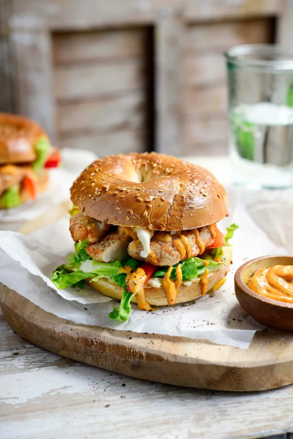Bagel met hummus en gegrilde kip