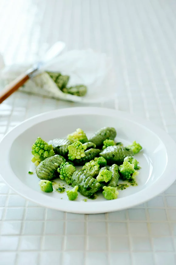 Gnocchi met basilicum, romanesco en algenboter