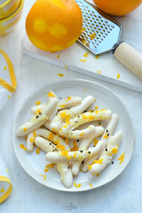 Gekonfijte appelsienen met witte chocolade en kardemom